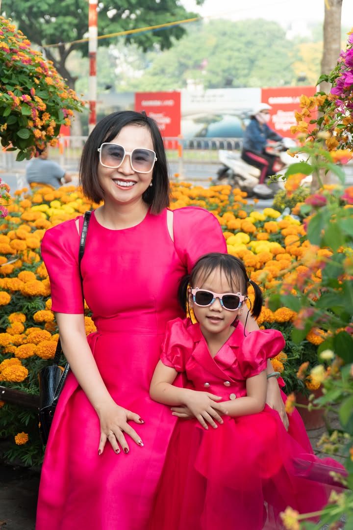 Chị Thu, người sáng lập Mami Kids, cùng con gái út